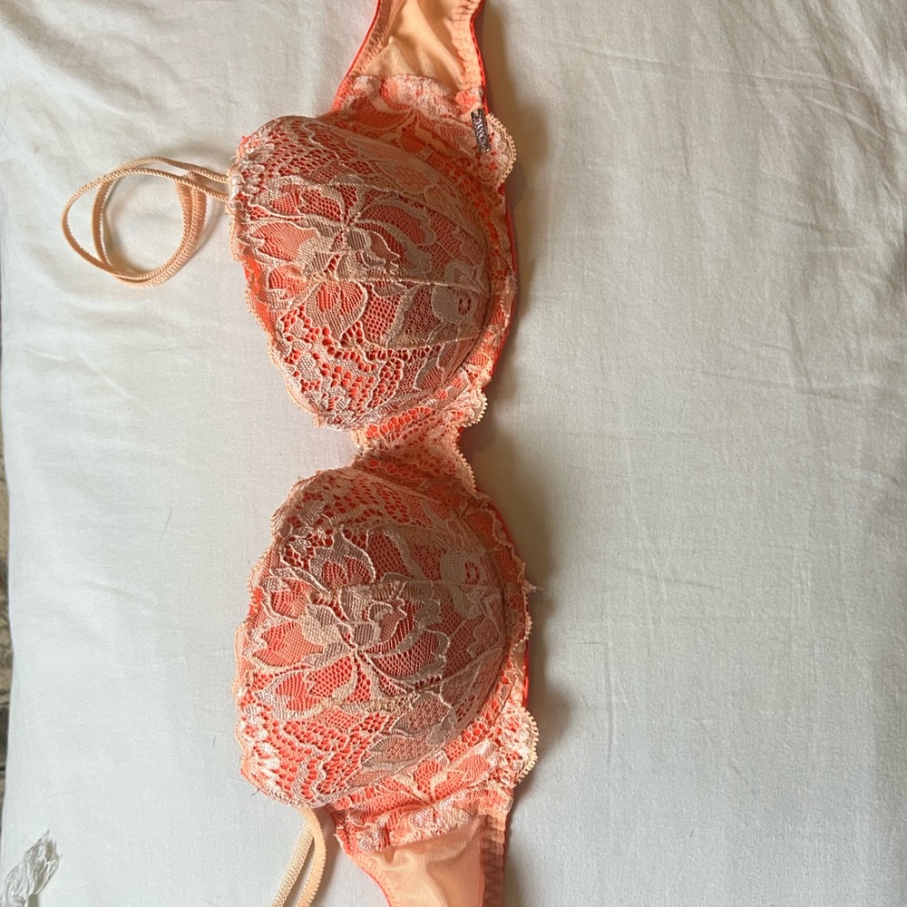 VS pink bra
